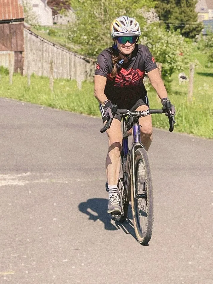 Susann auf dem Gravelbike, unterwegs auf einer Landstraße
